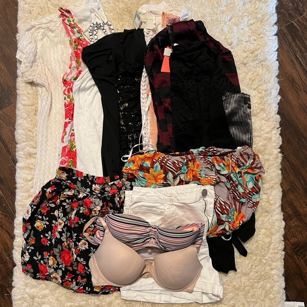 16 Pieces Victoria’s Secret, Forever 21, Wetseal and Papaya Bundle 5lbs